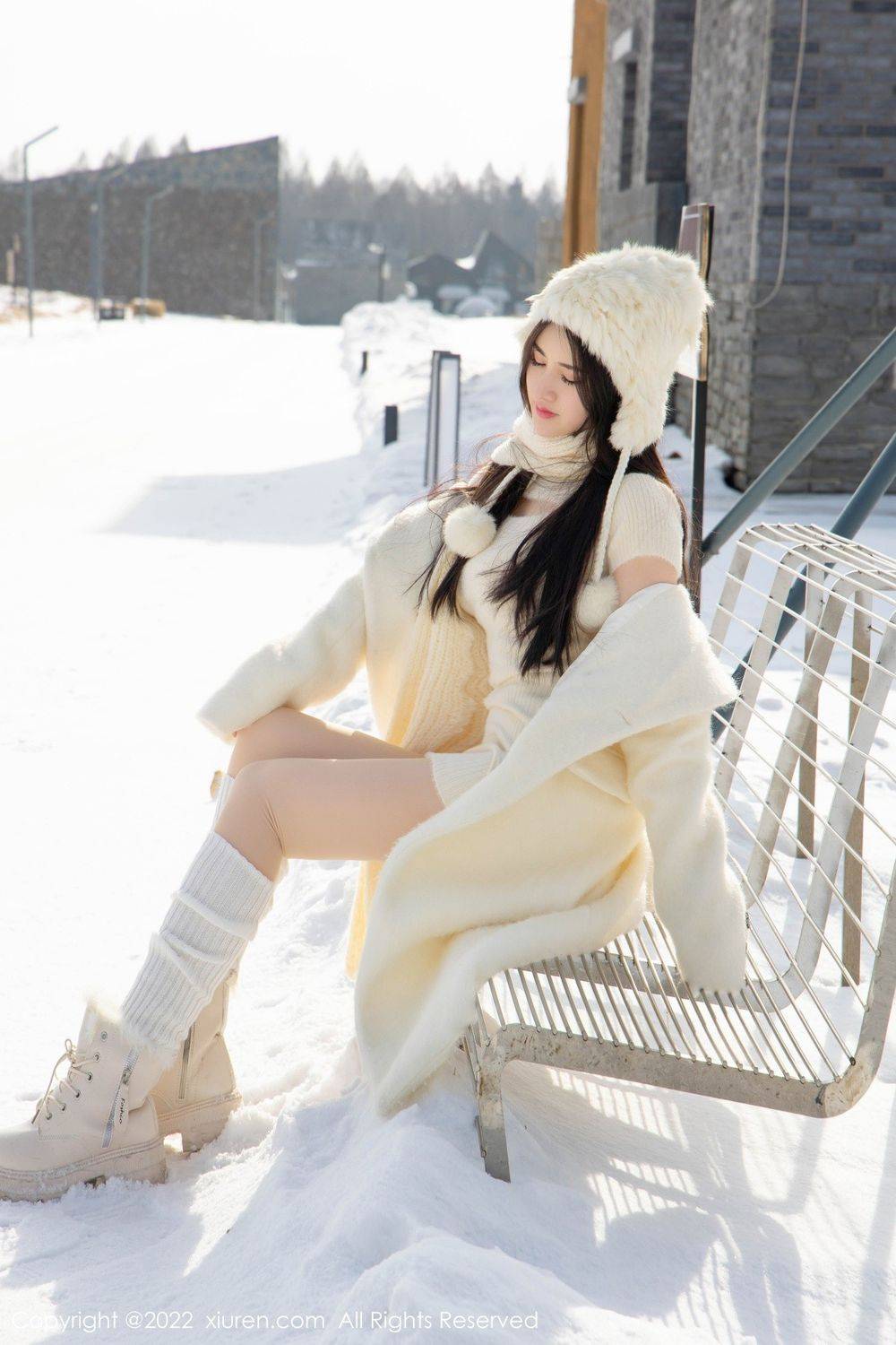 秀人网美女模特陈诗诗kiki白色毛衣搭配原色丝袜三亚旅拍-24