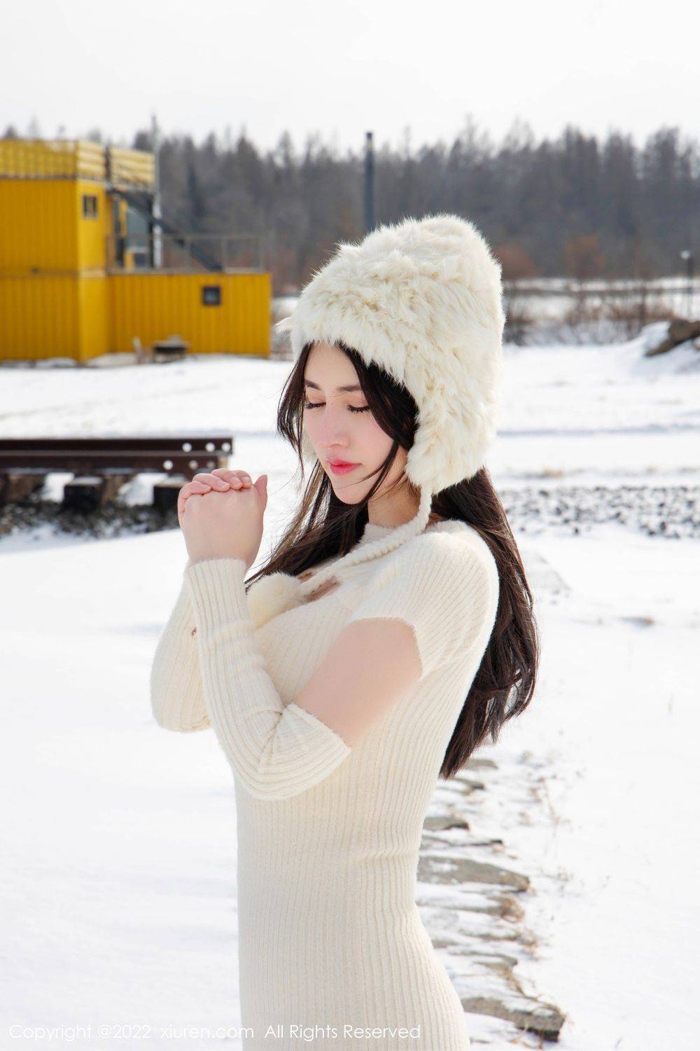 秀人网美女模特陈诗诗kiki白色毛衣搭配原色丝袜三亚旅拍-23