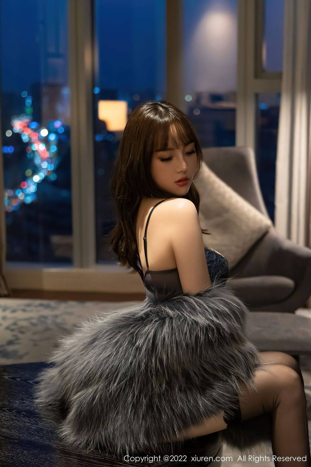 秀人网美女模特豆瓣酱深灰色皮草上衣搭配诱人黑丝写真-18