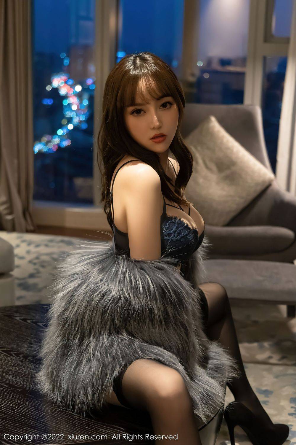 秀人网美女模特豆瓣酱深灰色皮草上衣搭配诱人黑丝写真-17