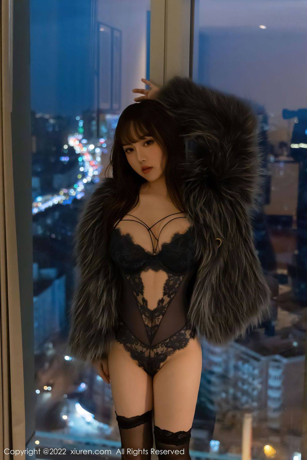 秀人网美女模特豆瓣酱深灰色皮草上衣搭配诱人黑丝写真-22