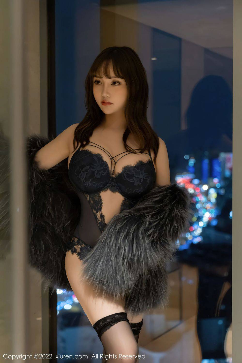 秀人网美女模特豆瓣酱深灰色皮草上衣搭配诱人黑丝写真-29