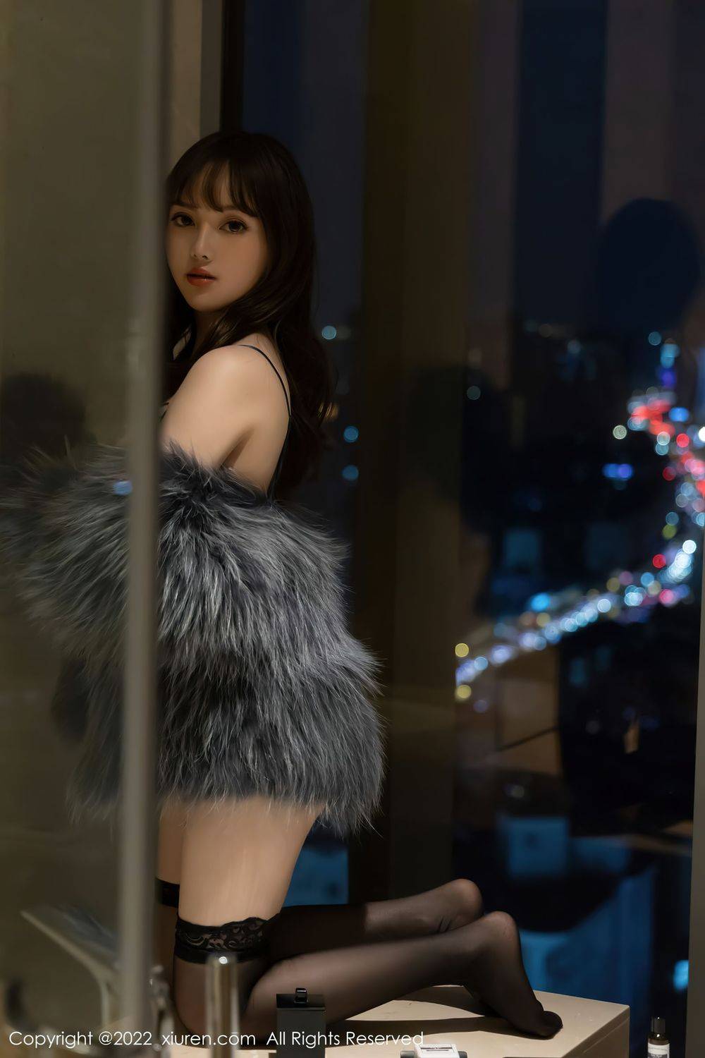 秀人网美女模特豆瓣酱深灰色皮草上衣搭配诱人黑丝写真-31