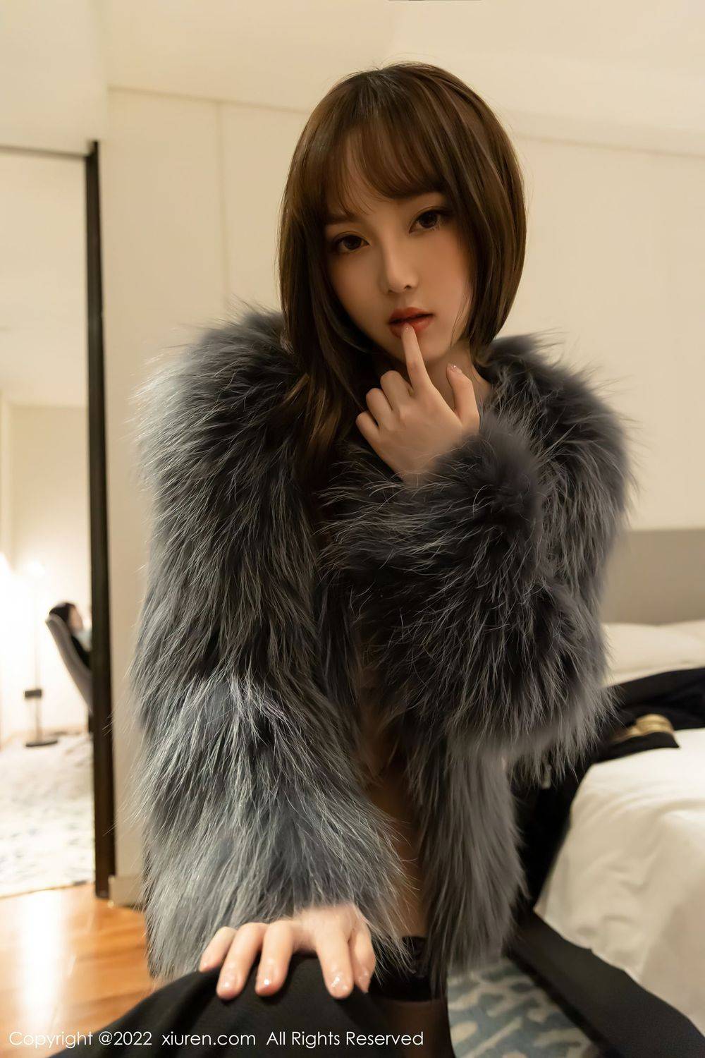 秀人网美女模特豆瓣酱深灰色皮草上衣搭配诱人黑丝写真-41