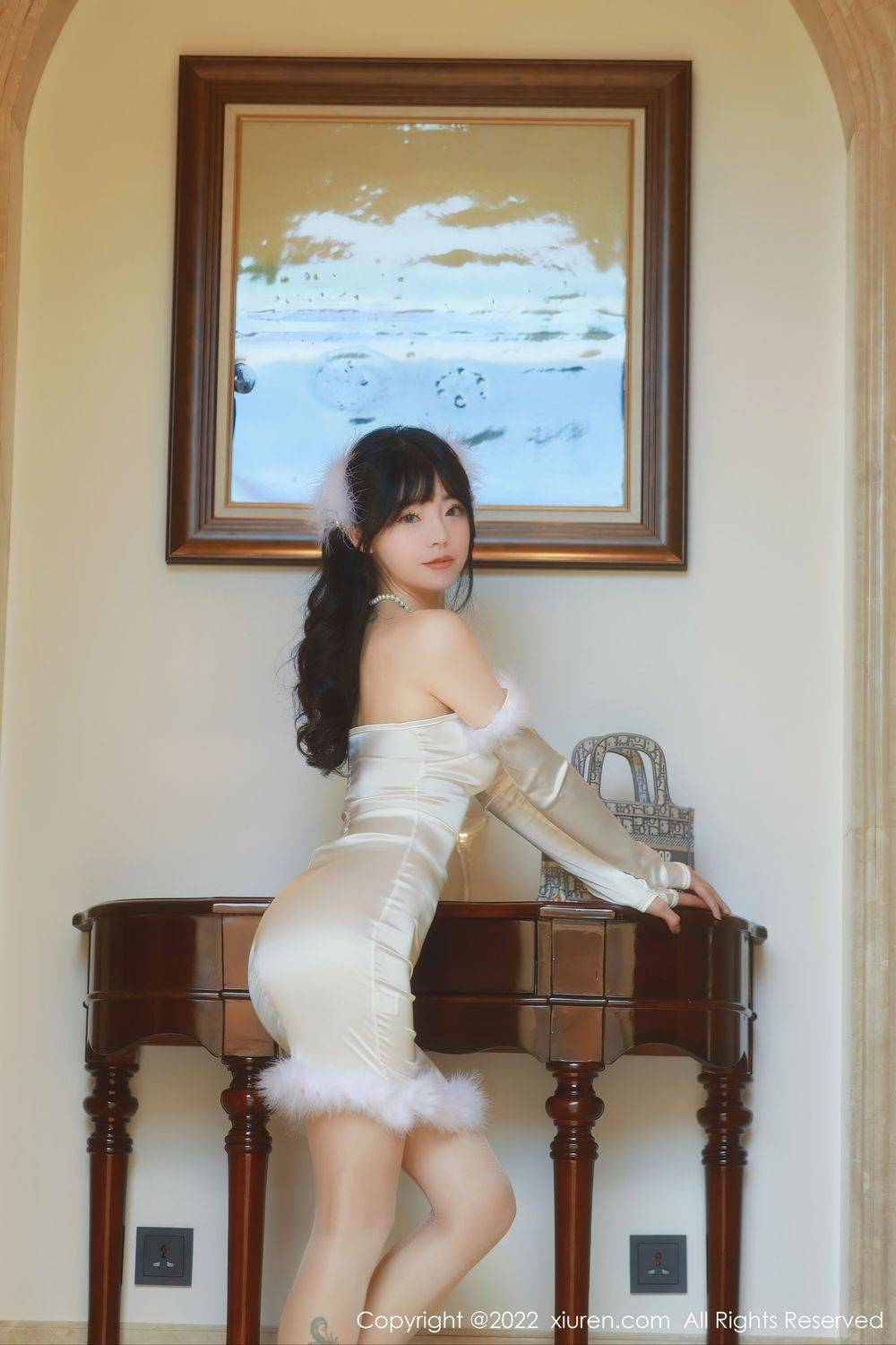 秀人网美女模特佘贝拉bella米色连衣短裙原色丝袜海南岛旅拍-18