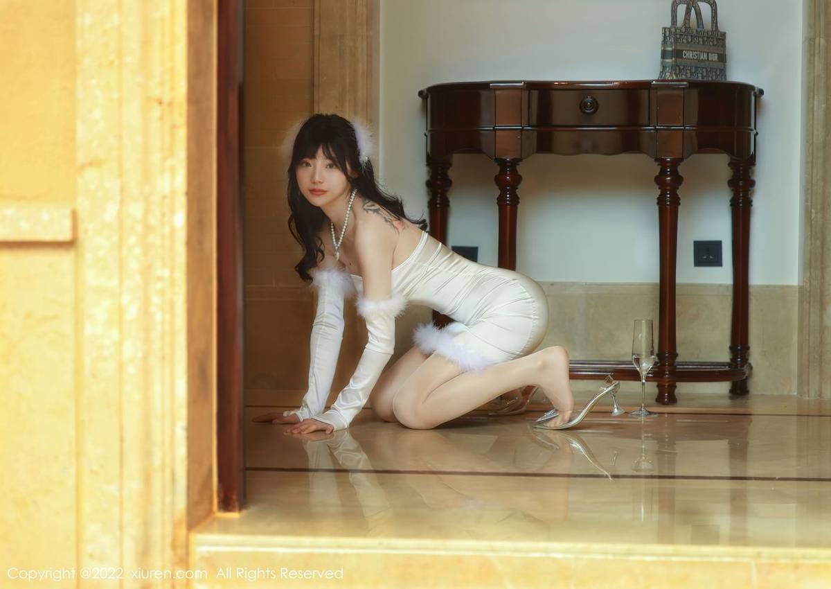 秀人网美女模特佘贝拉bella米色连衣短裙原色丝袜海南岛旅拍-39