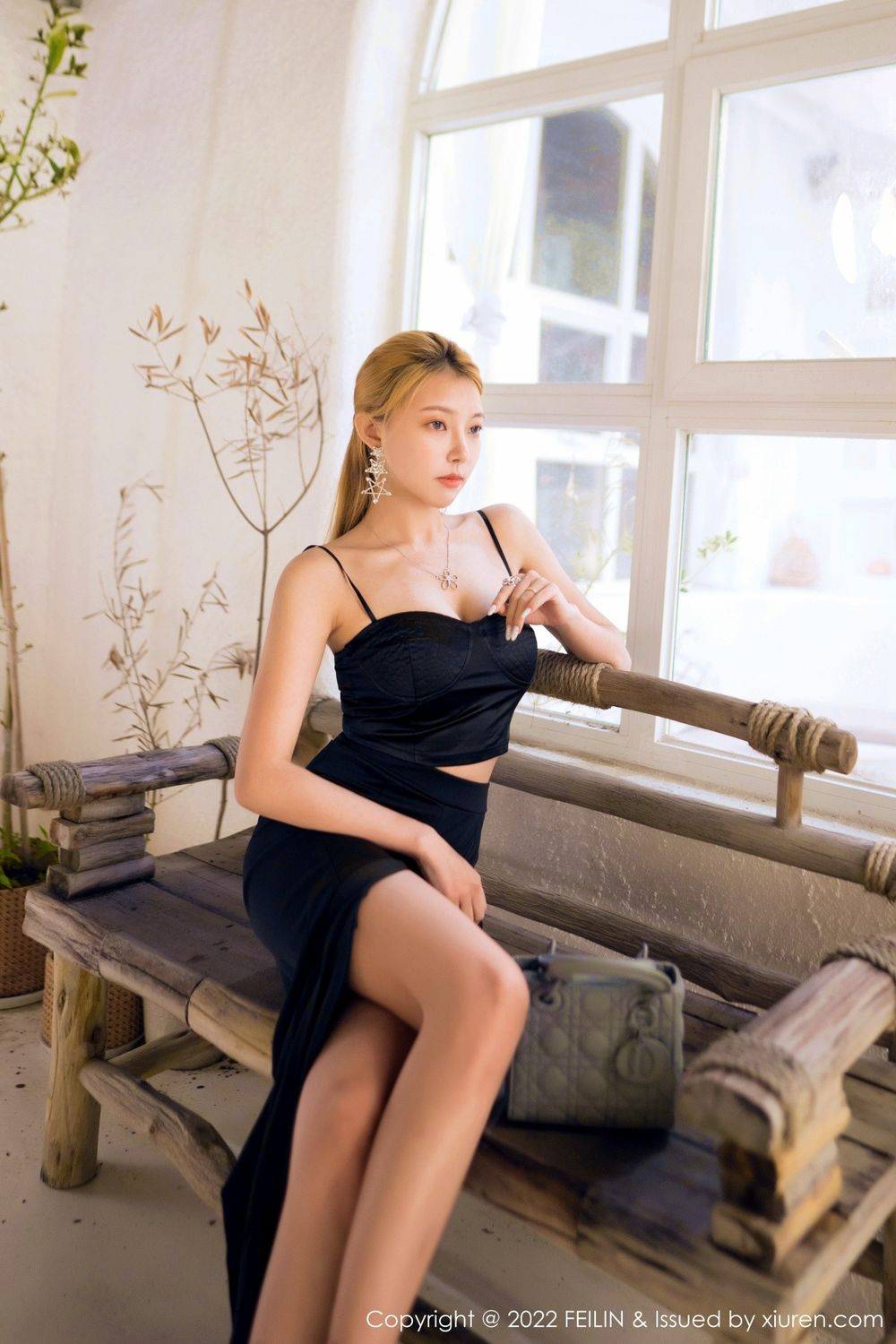 FeiLin嗲囡囡美女模特冯木木LRIS黑色上衣搭配简约长裤写真-17