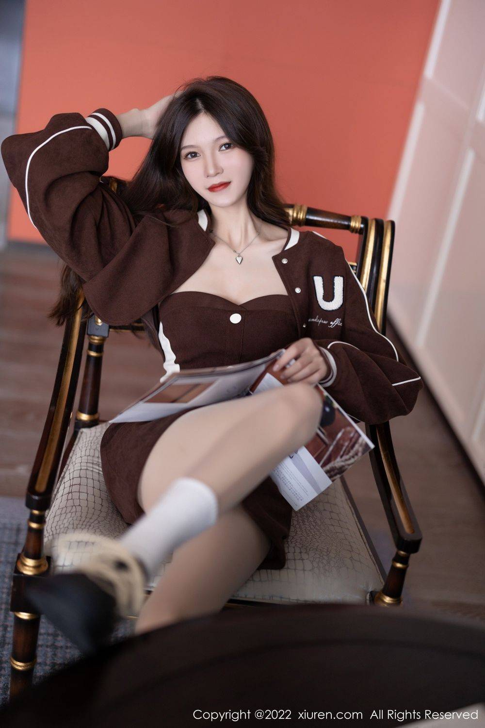 秀人网美女模特程程程-简约棕色服饰搭配原色丝袜厦门旅拍-7