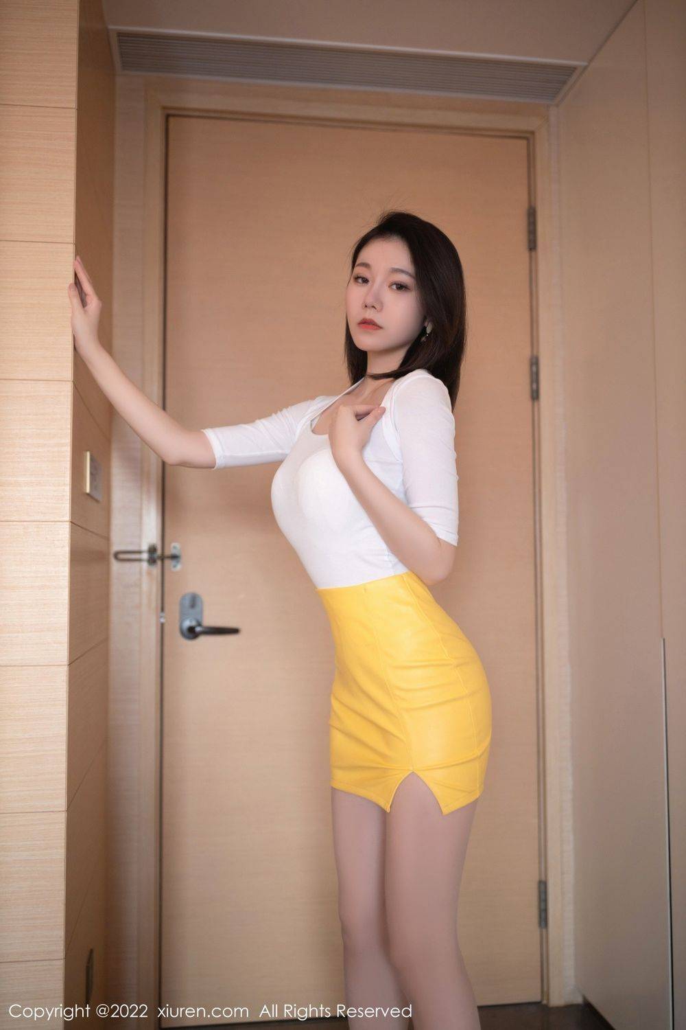 秀人网美女模特安然Maleah白色上衣搭配黄色短裙珠三角旅拍-9