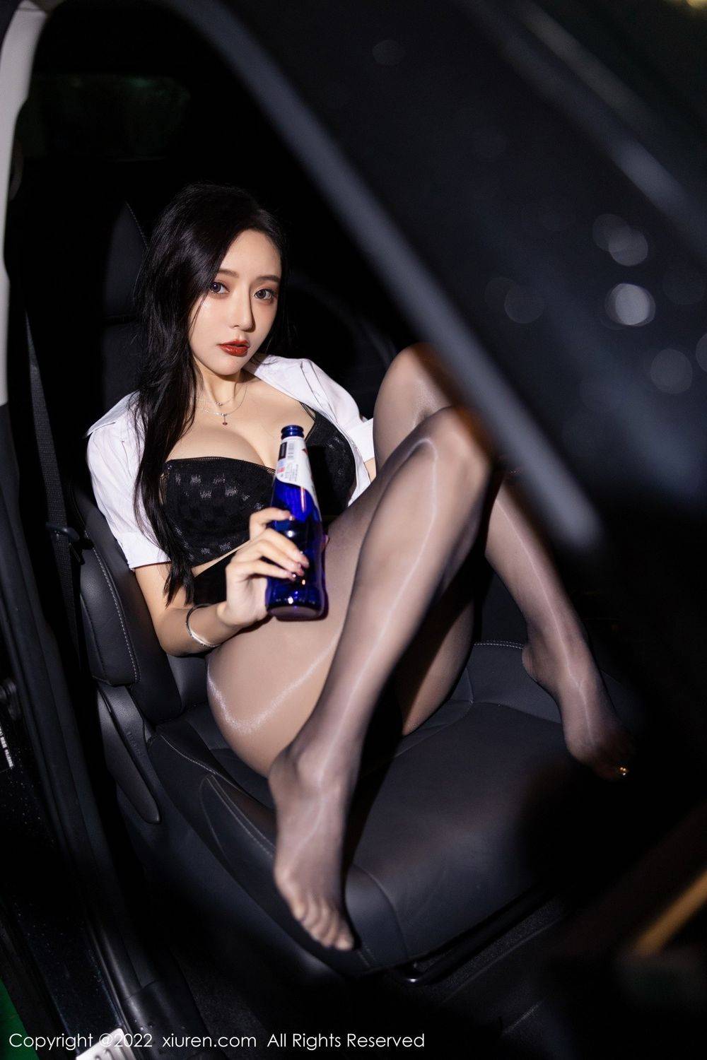 秀人网美女模特王馨瑶yanni白T恤搭配黑色皮短裙性感写真-45