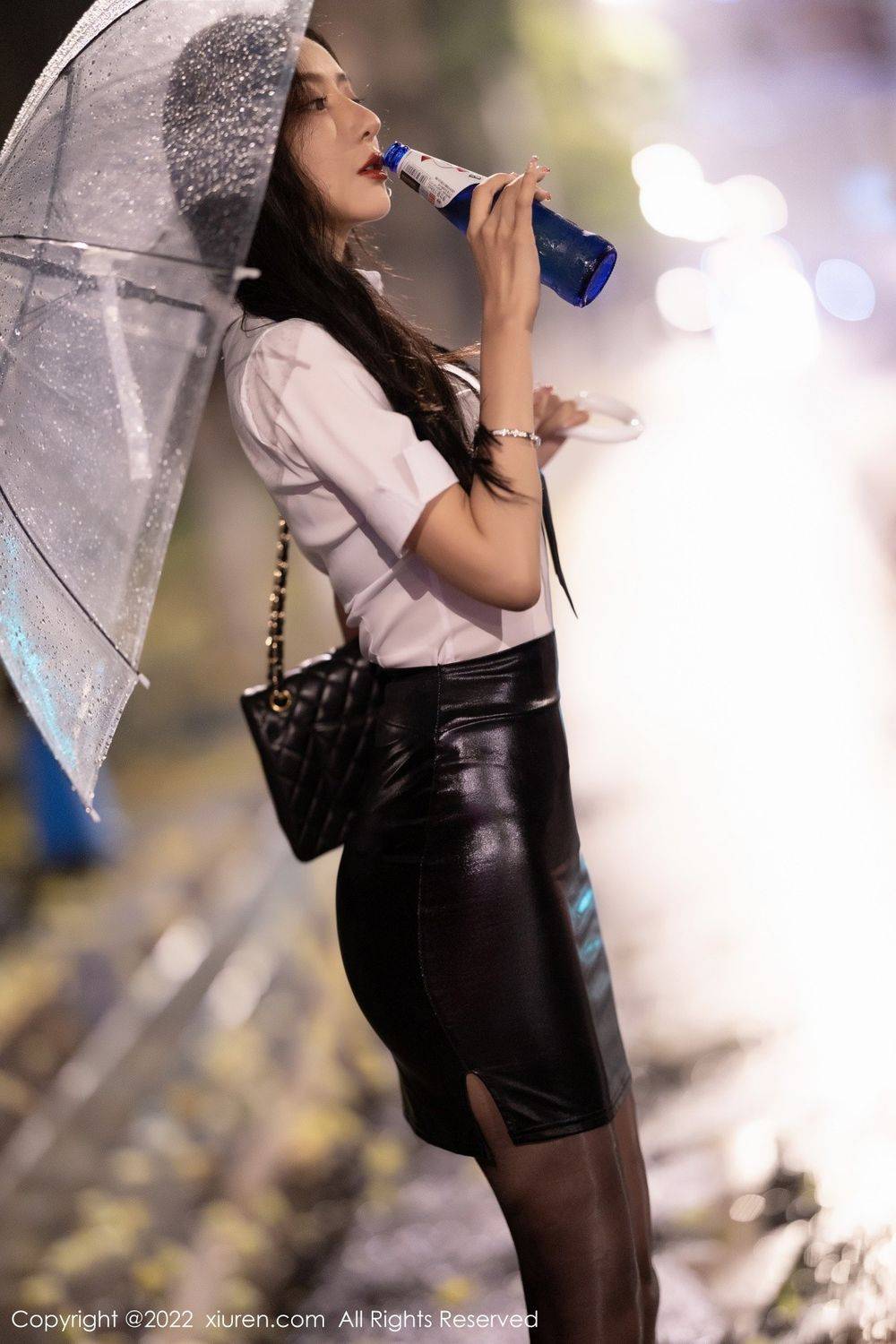 秀人网美女模特王馨瑶yanni白T恤搭配黑色皮短裙性感写真-55