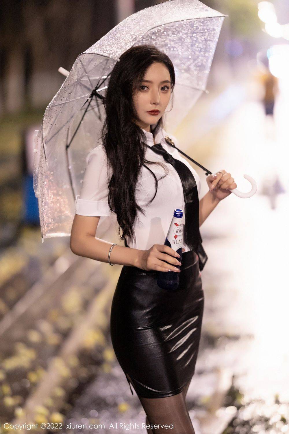 秀人网美女模特王馨瑶yanni白T恤搭配黑色皮短裙性感写真-56