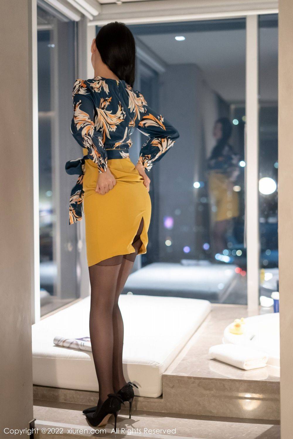 秀人网美女模特李雅柔蓝色上衣搭配黄色短裙黑丝系列写真-5