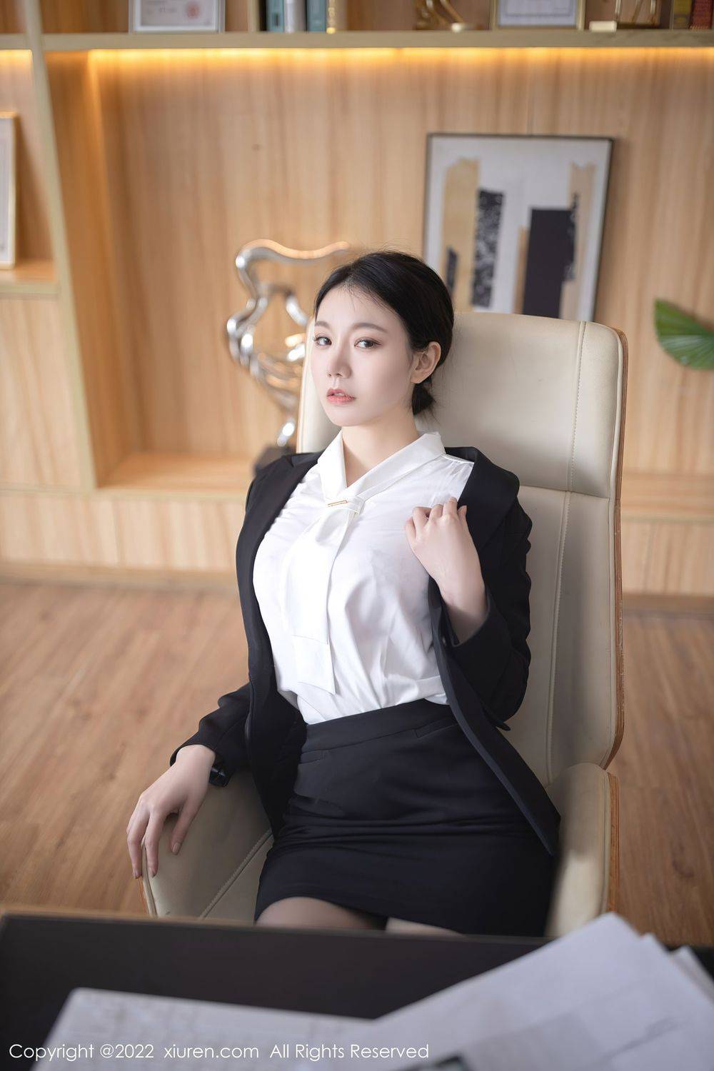 秀人网美女模特安然Maleah白色T恤搭配黑丝系列珠三角旅拍-7