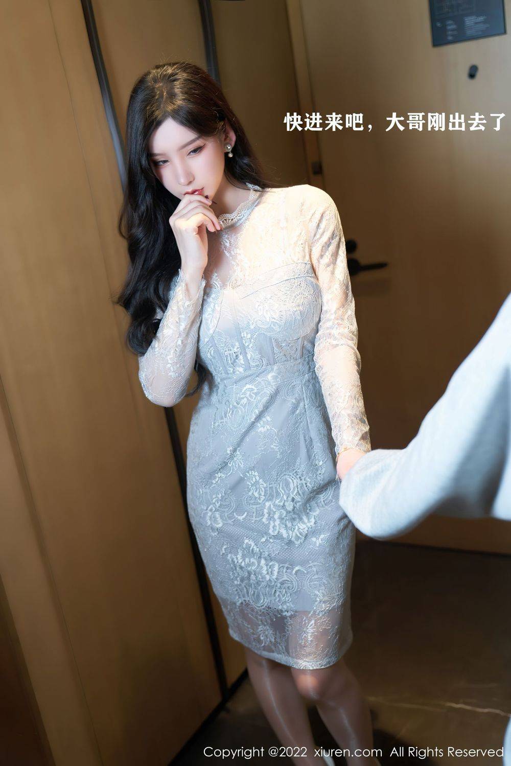 秀人网性感女神周于希Sally白色连衣短裙搭配丝袜系列写真-3