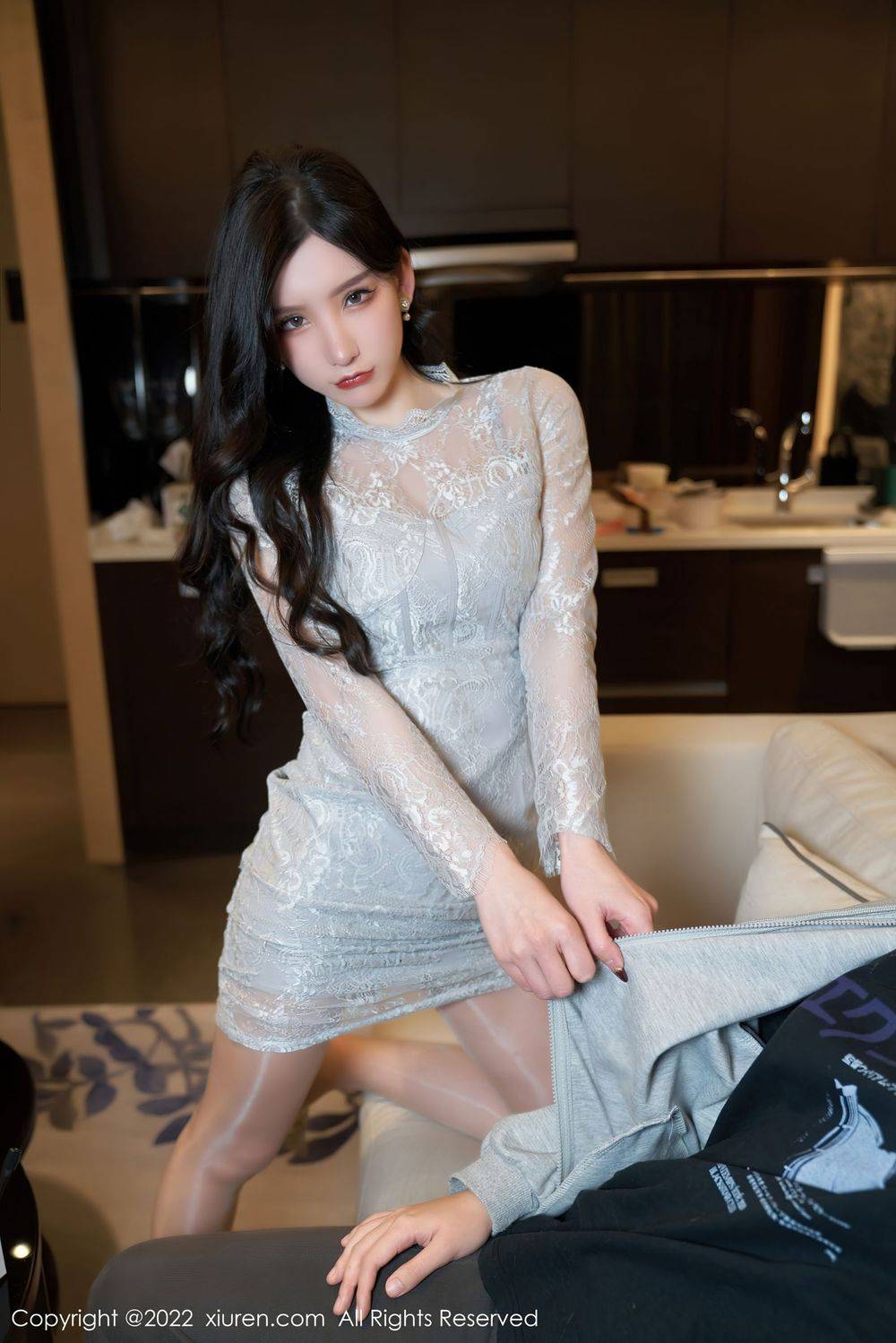 秀人网性感女神周于希Sally白色连衣短裙搭配丝袜系列写真-11