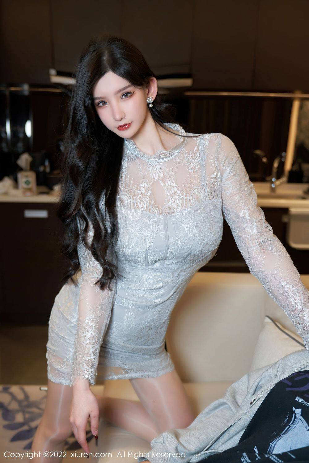 秀人网性感女神周于希Sally白色连衣短裙搭配丝袜系列写真-10