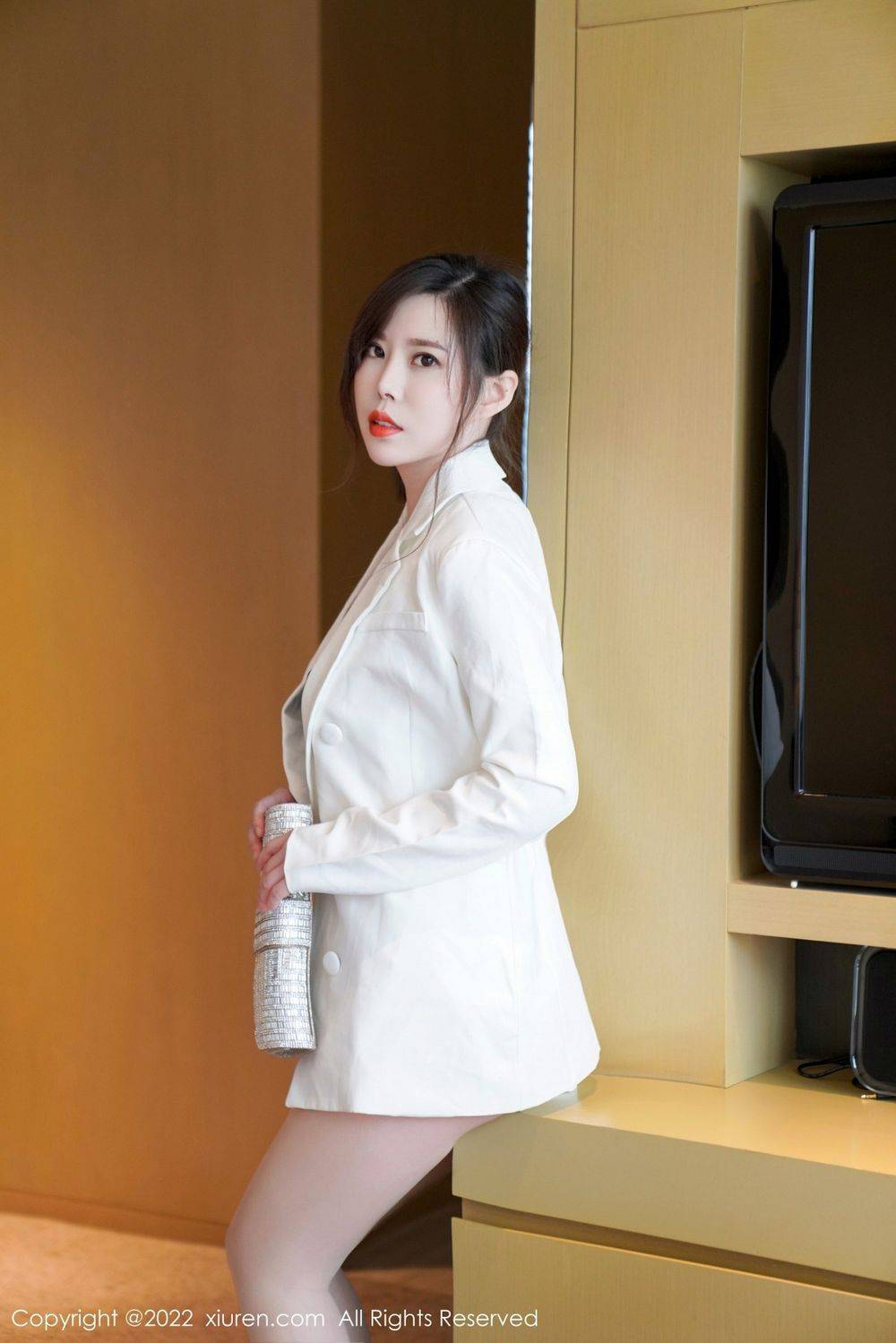 秀人网美女模特白茹雪职场OL搭配白色短裙熟女气息性感写真-38