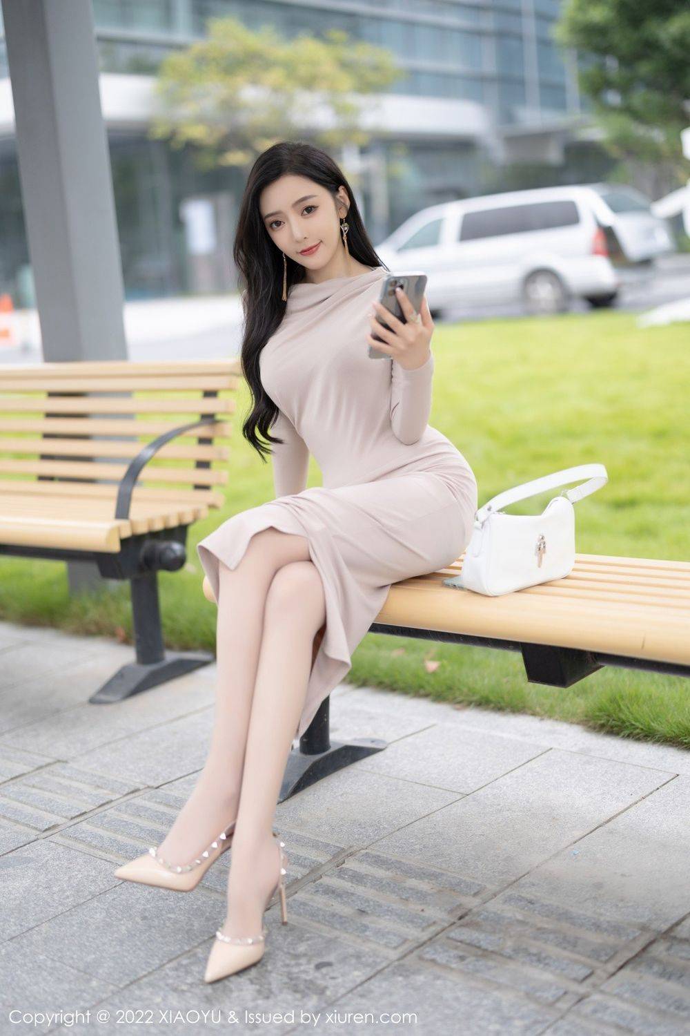 语画界性感女神王馨瑶yanni浅色连衣长裙搭配原色丝袜写真-7