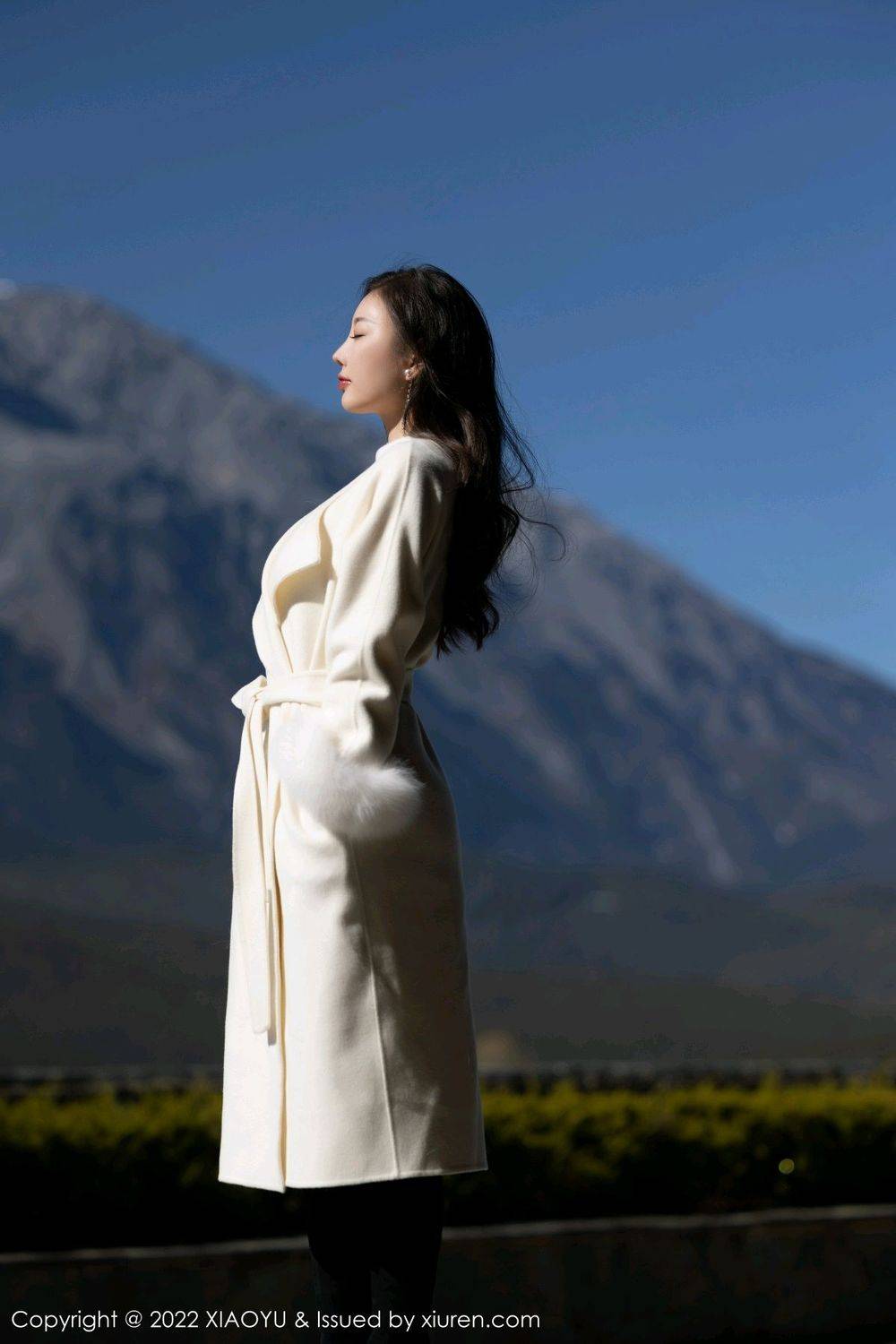 语画界性感女神杨晨晨Yome收身上衣黑色短裙丽江心愿旅拍-2