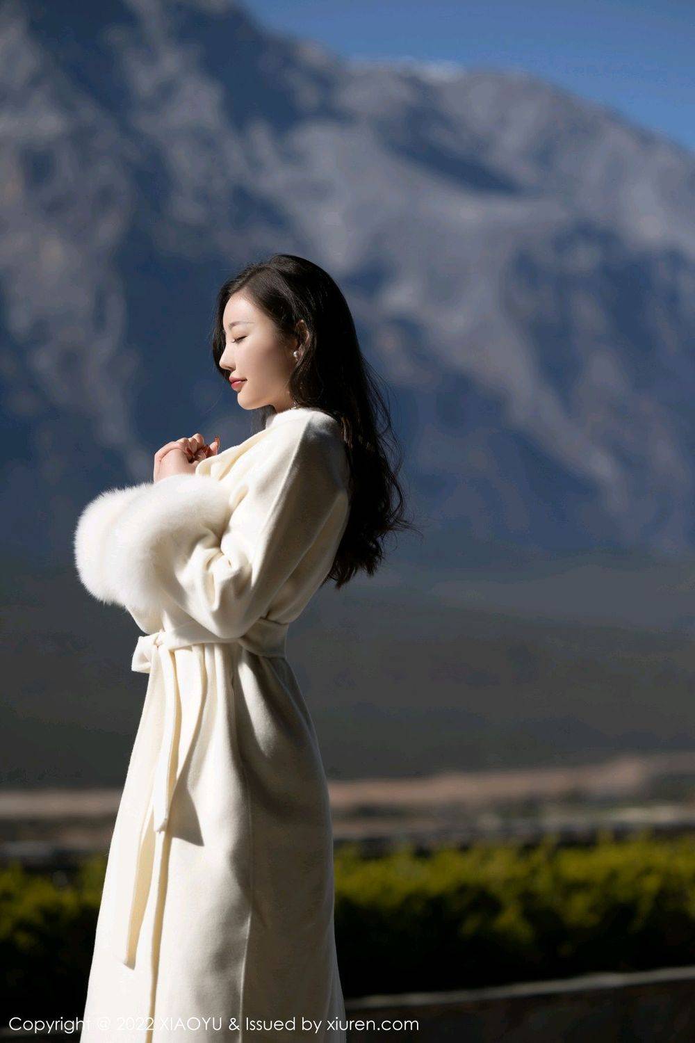 语画界性感女神杨晨晨Yome收身上衣黑色短裙丽江心愿旅拍-3