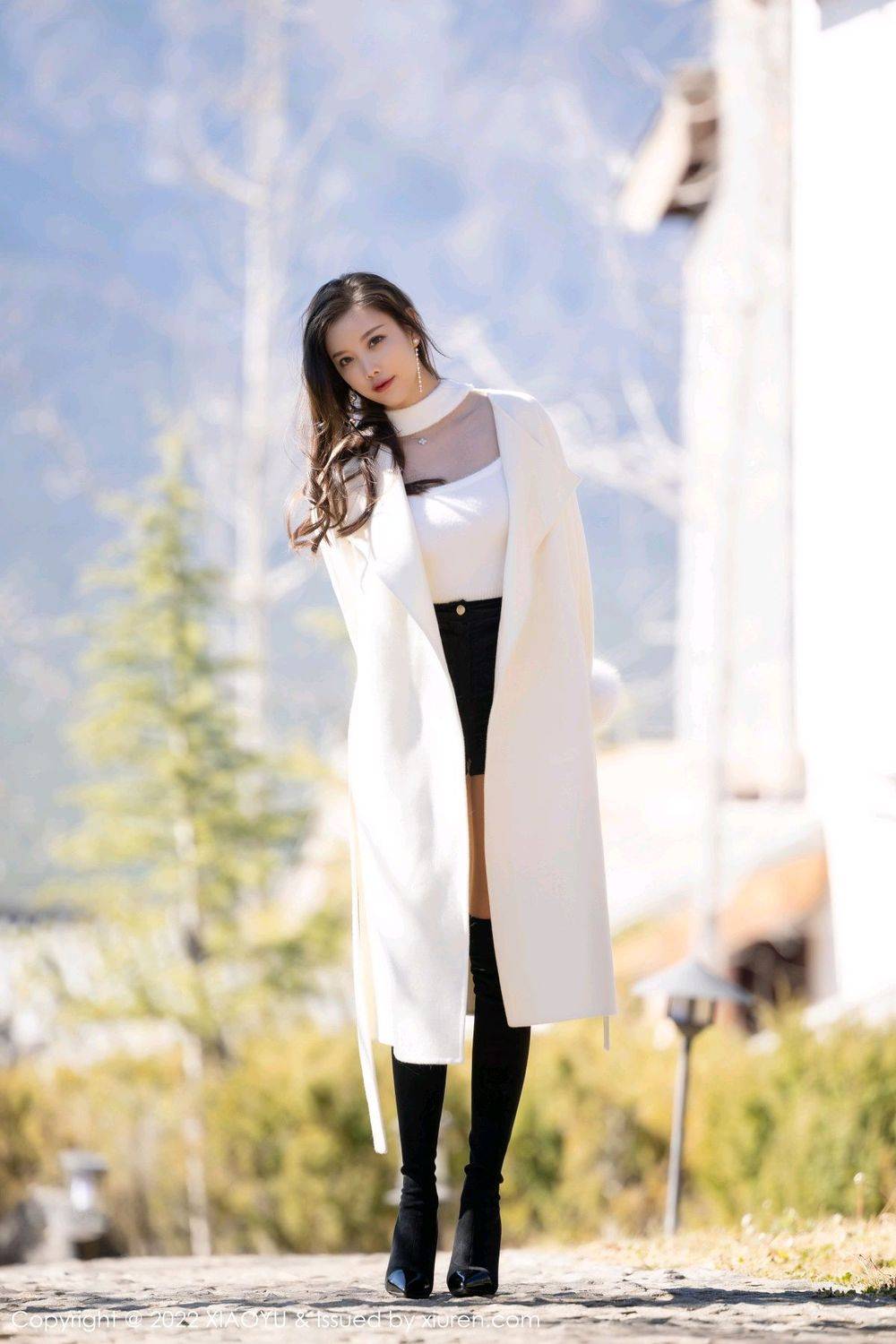 语画界性感女神杨晨晨Yome收身上衣黑色短裙丽江心愿旅拍-12