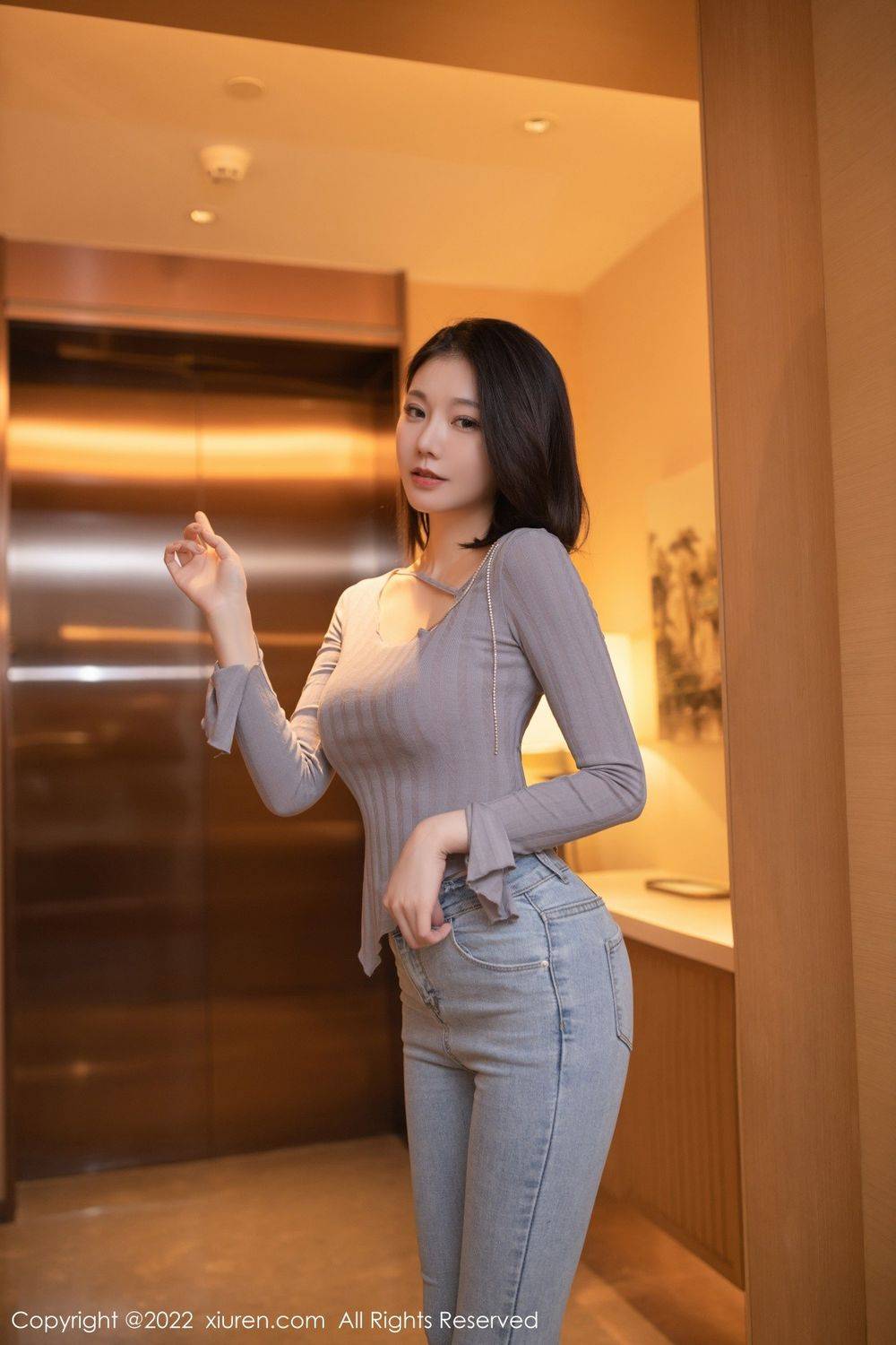 秀人网美女模特安然Maleah紫色上衣搭配牛仔裤珠三角旅拍-7