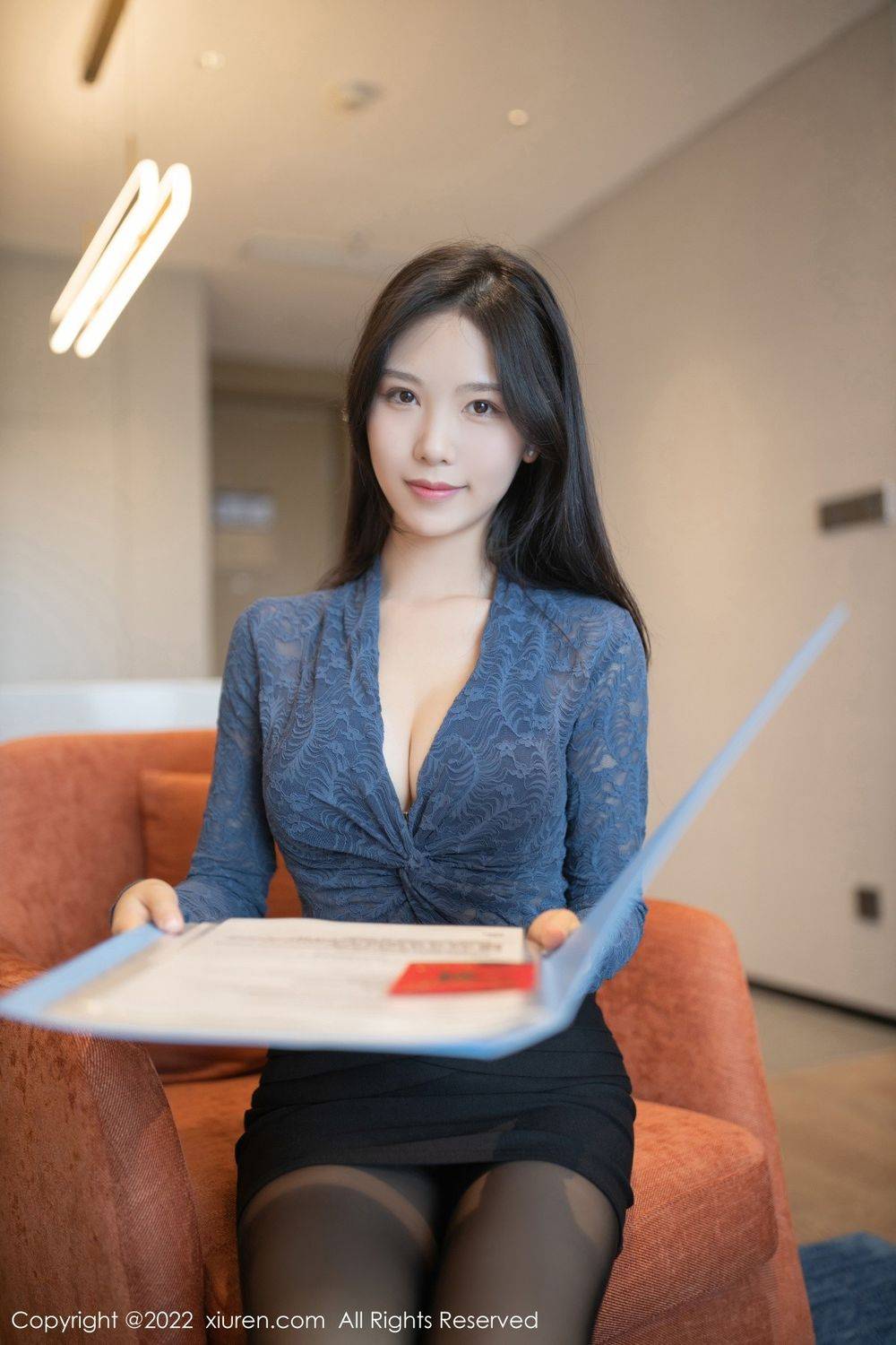 秀人网美女模特抖娘利世蓝色轻透上衣黑色短裙性感写真-6