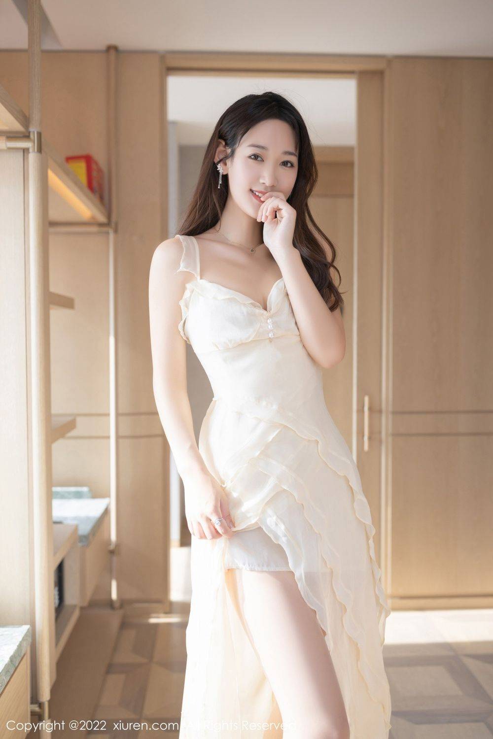 秀人网美女模特唐安琪米黄色吊裙搭配丝袜系列珠三角旅拍-9