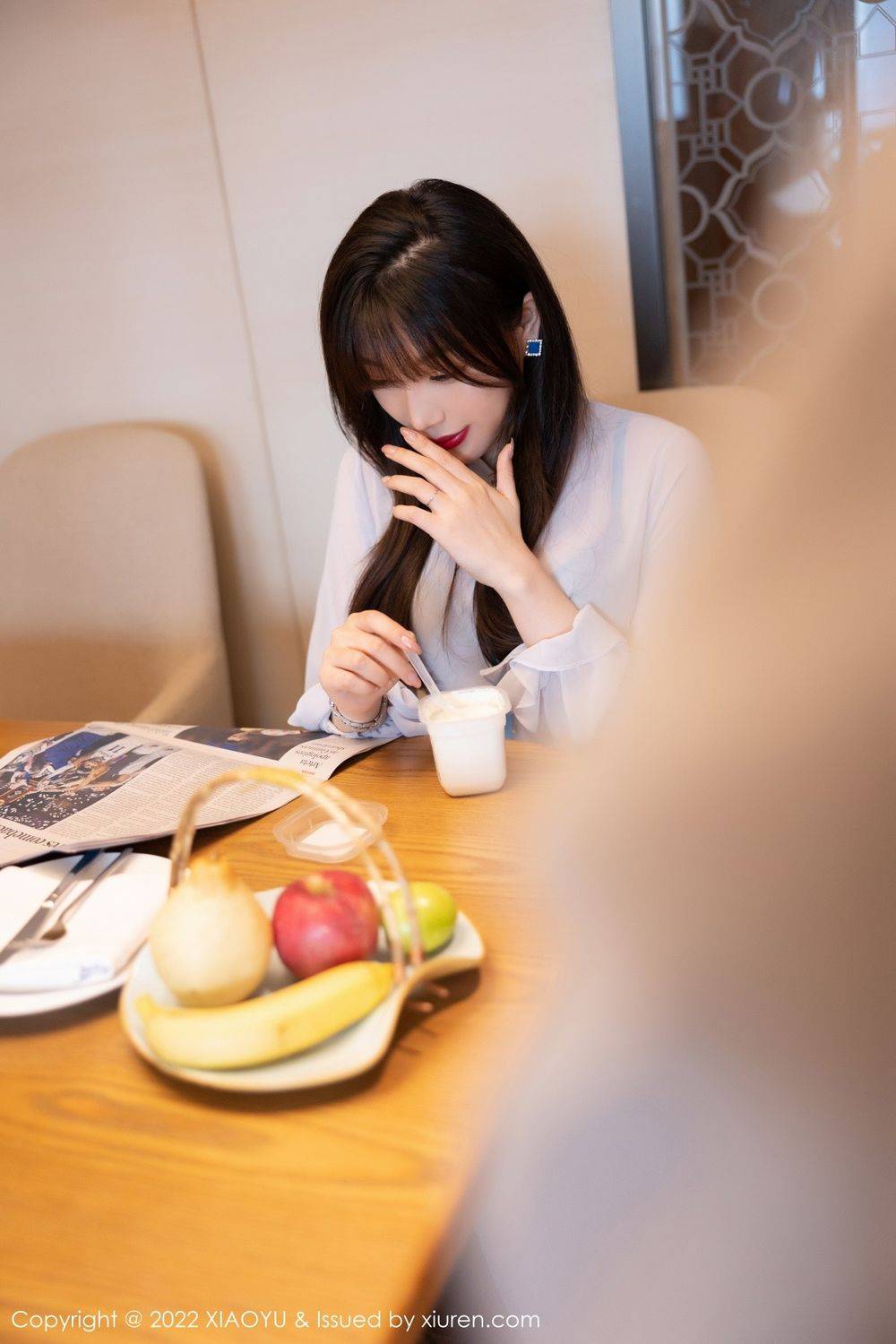 语画界性感女神芝芝Booty浅色上衣搭配深蓝色短裙职场OL写真-5