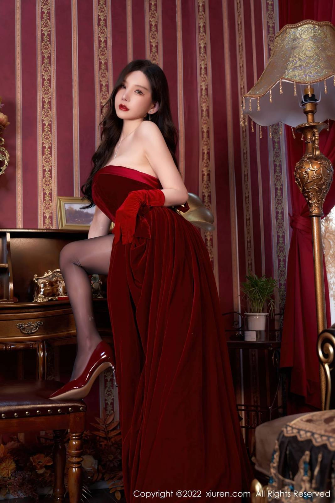 秀人网性感女神周于希Sally暗红色长裙搭配黑丝系列三亚旅拍-21