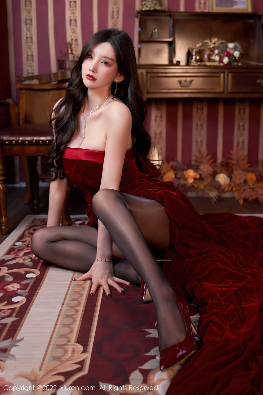 秀人网性感女神周于希Sally暗红色长裙搭配黑丝系列三亚旅拍-31