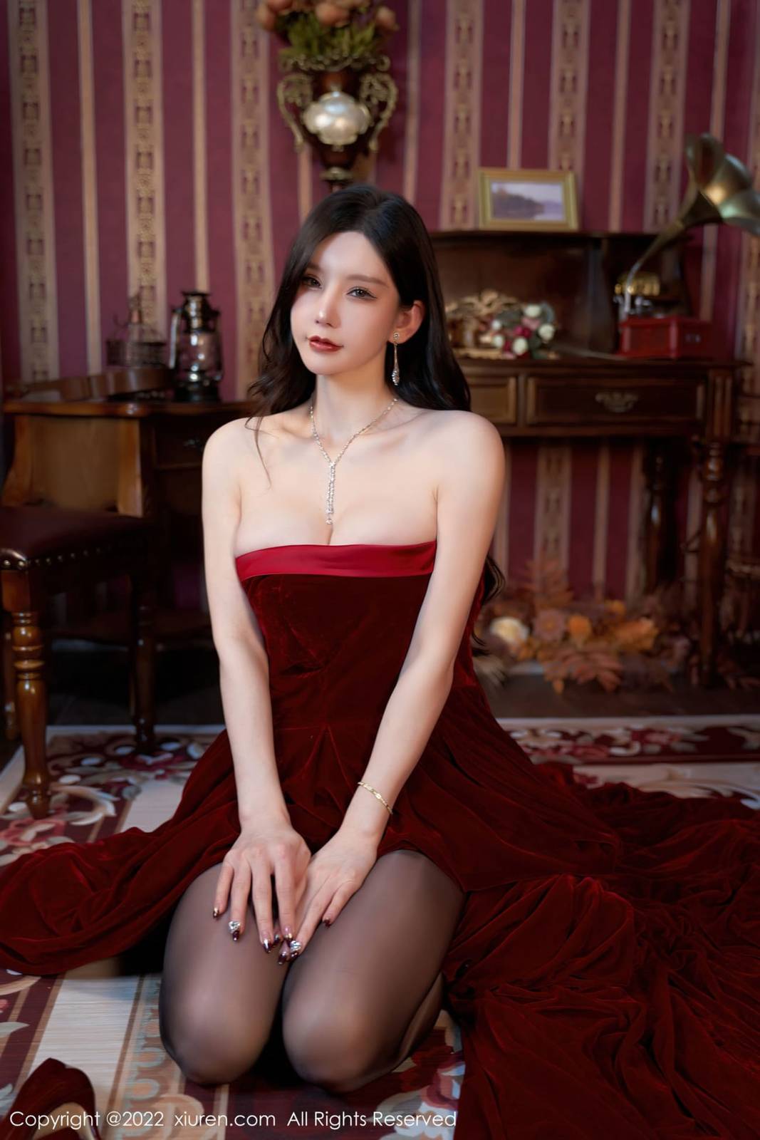 秀人网性感女神周于希Sally暗红色长裙搭配黑丝系列三亚旅拍-51