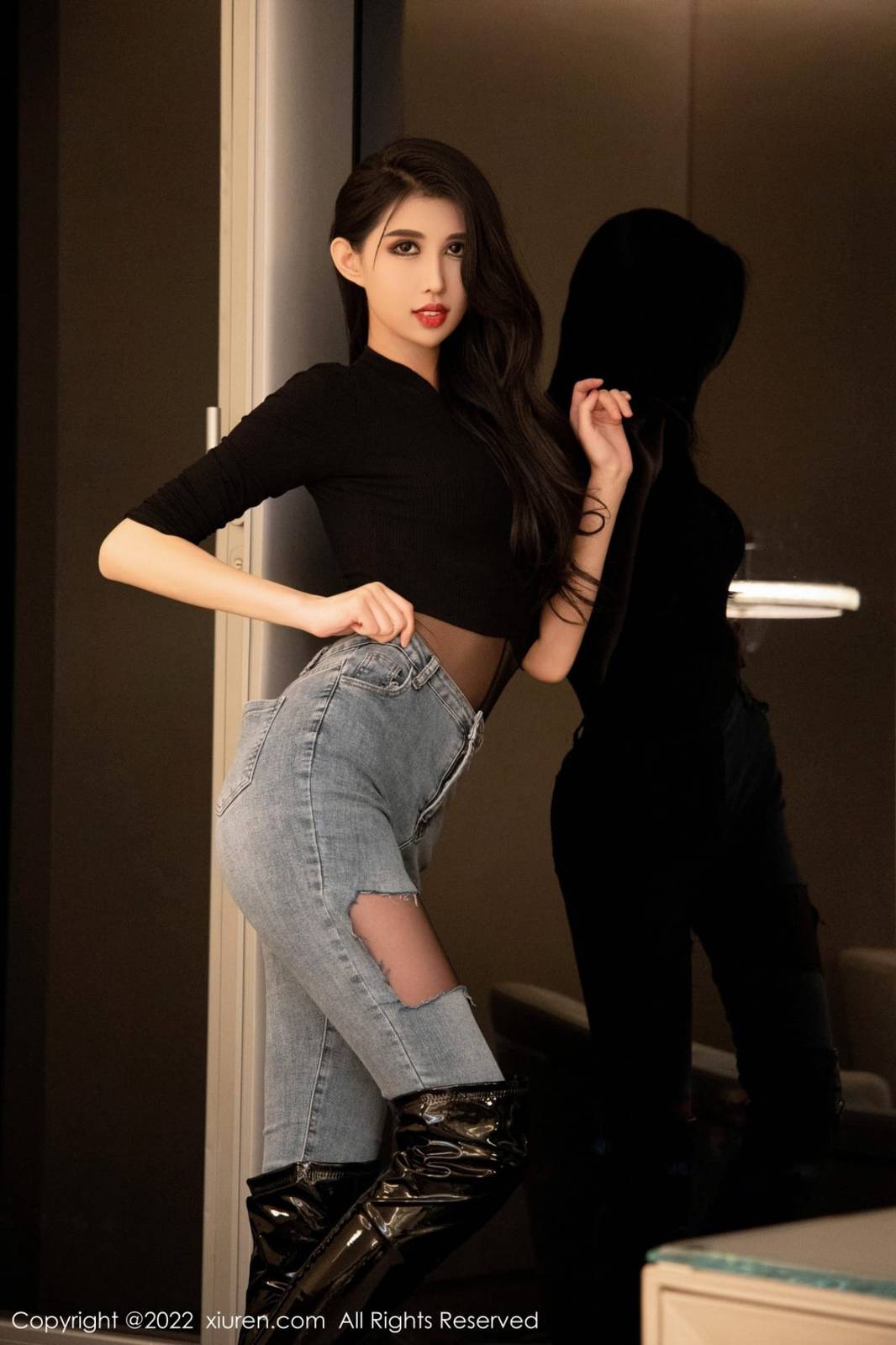 秀人网美女模特葛征Model黑色服饰蓝色牛仔裤西双版纳旅拍-17