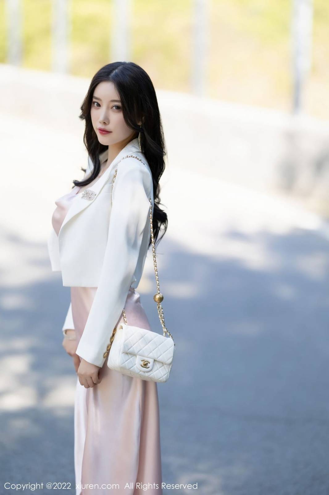 秀人网性感女神杨晨晨Yome粉色吊带长裙清凉夏日私房写真