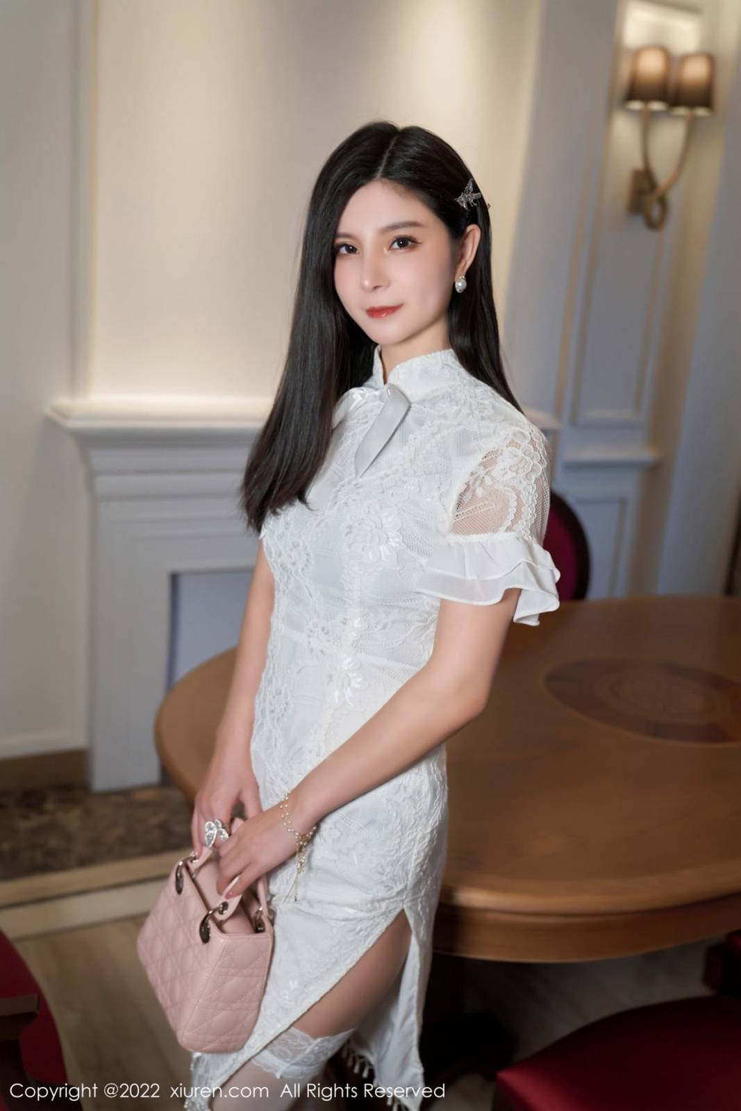 秀人网美女模特小蛮妖x蕾丝轻透旗袍搭配诱人黑丝性感写真-5