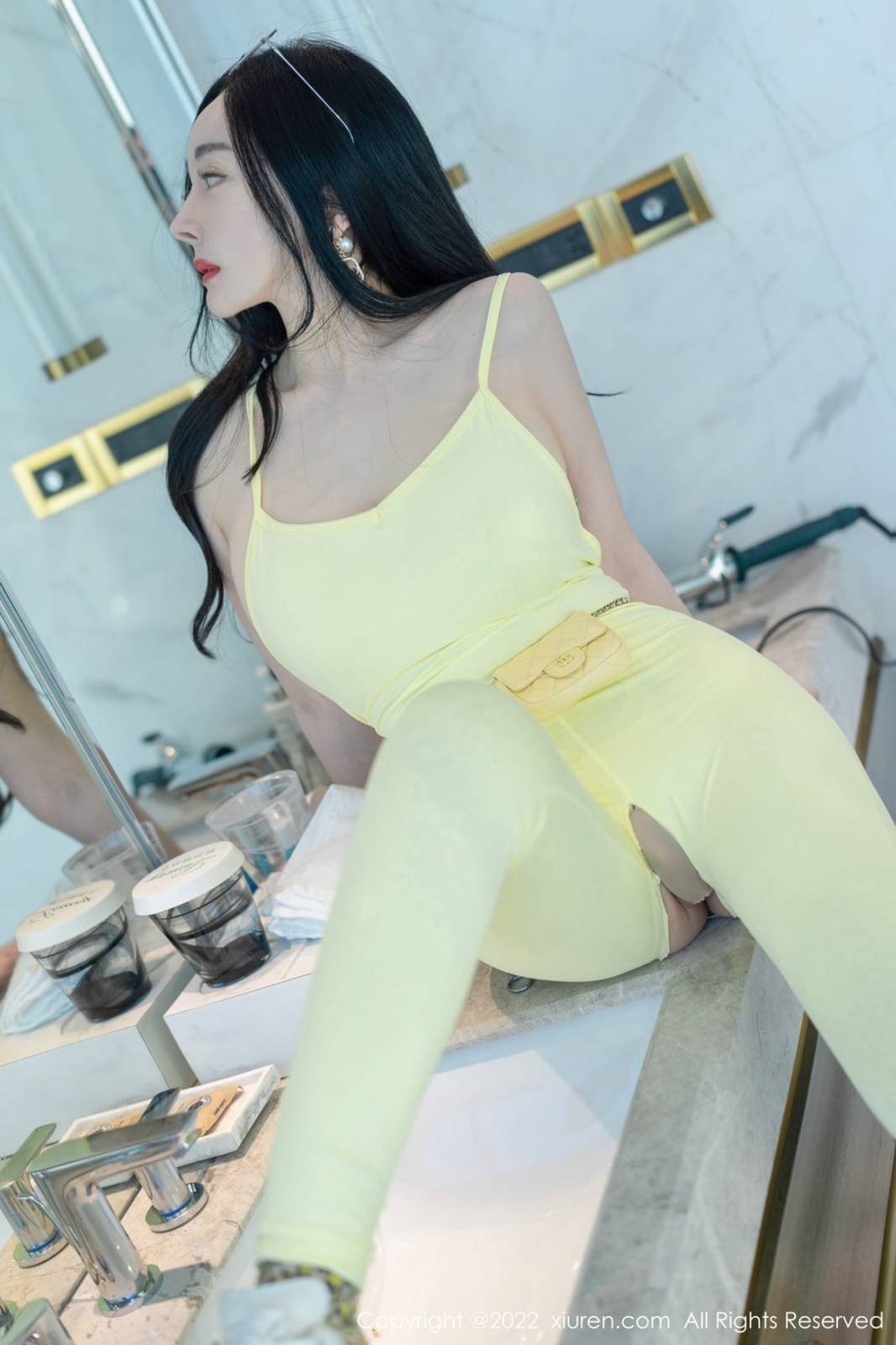 秀人网美女模特允薾收身黄色服饰丰腴婀娜姿态性感写真-9