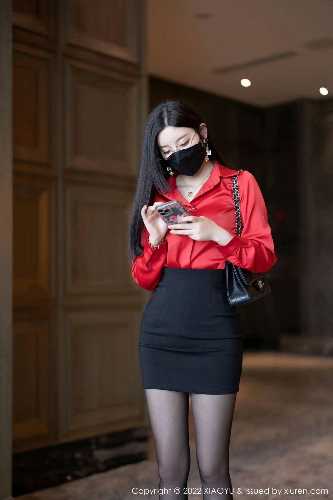 语画界性感女神杨晨晨Yome红色上衣搭配黑色短裙诱人写真-6