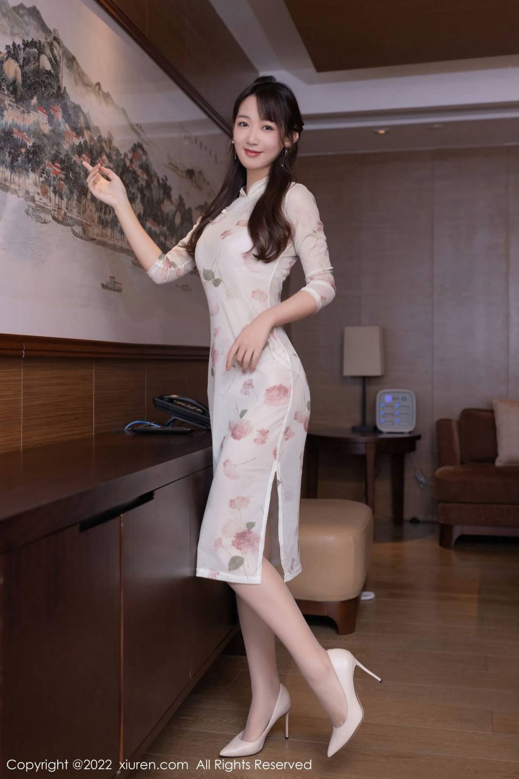 秀人网美女模特唐安琪轻透旗袍搭配原色丝袜广州云南旅拍-23