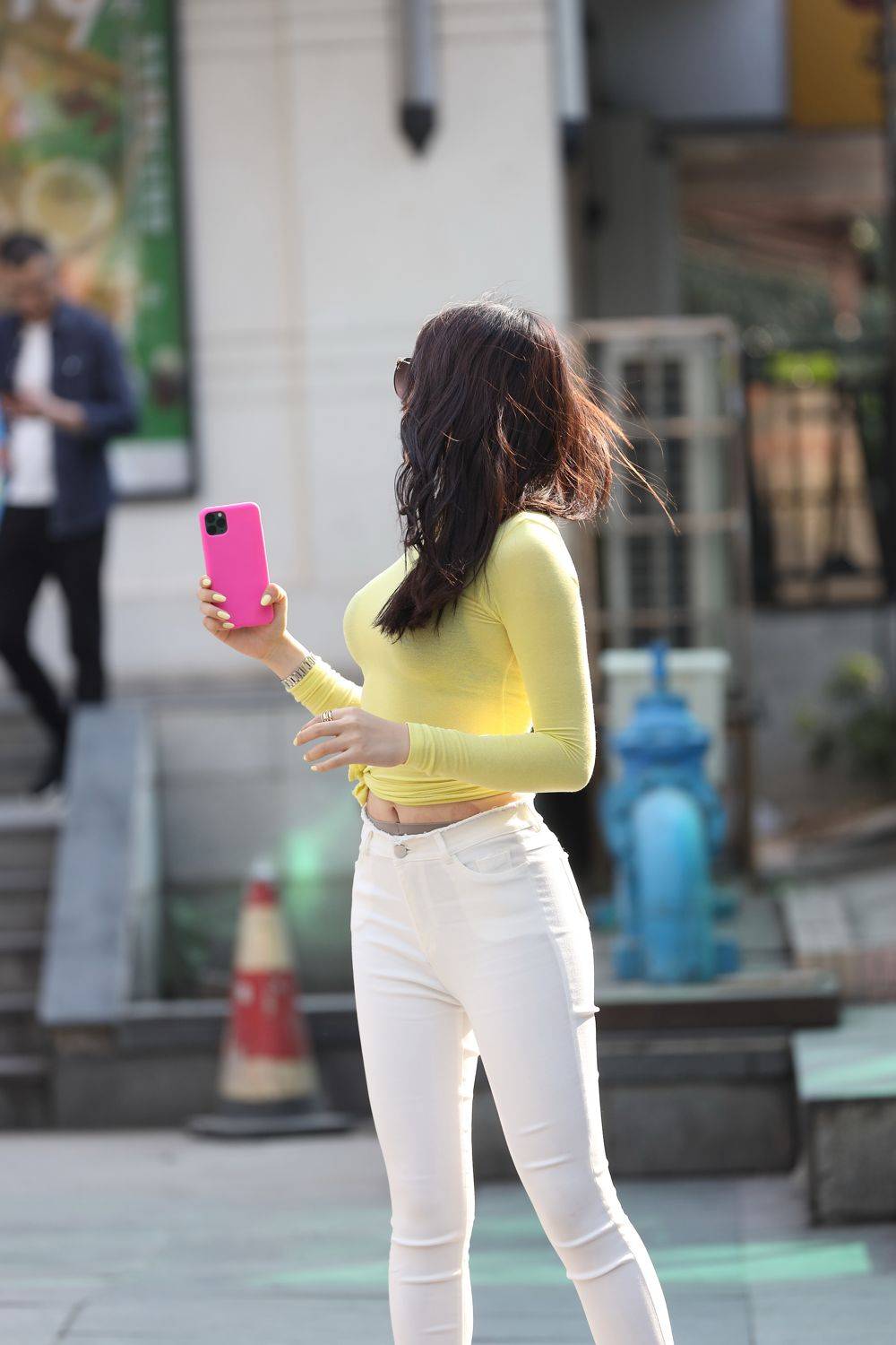 秀人网美女模特芝芝Booty黄色上衣搭配白色紧身裤时尚街拍-11