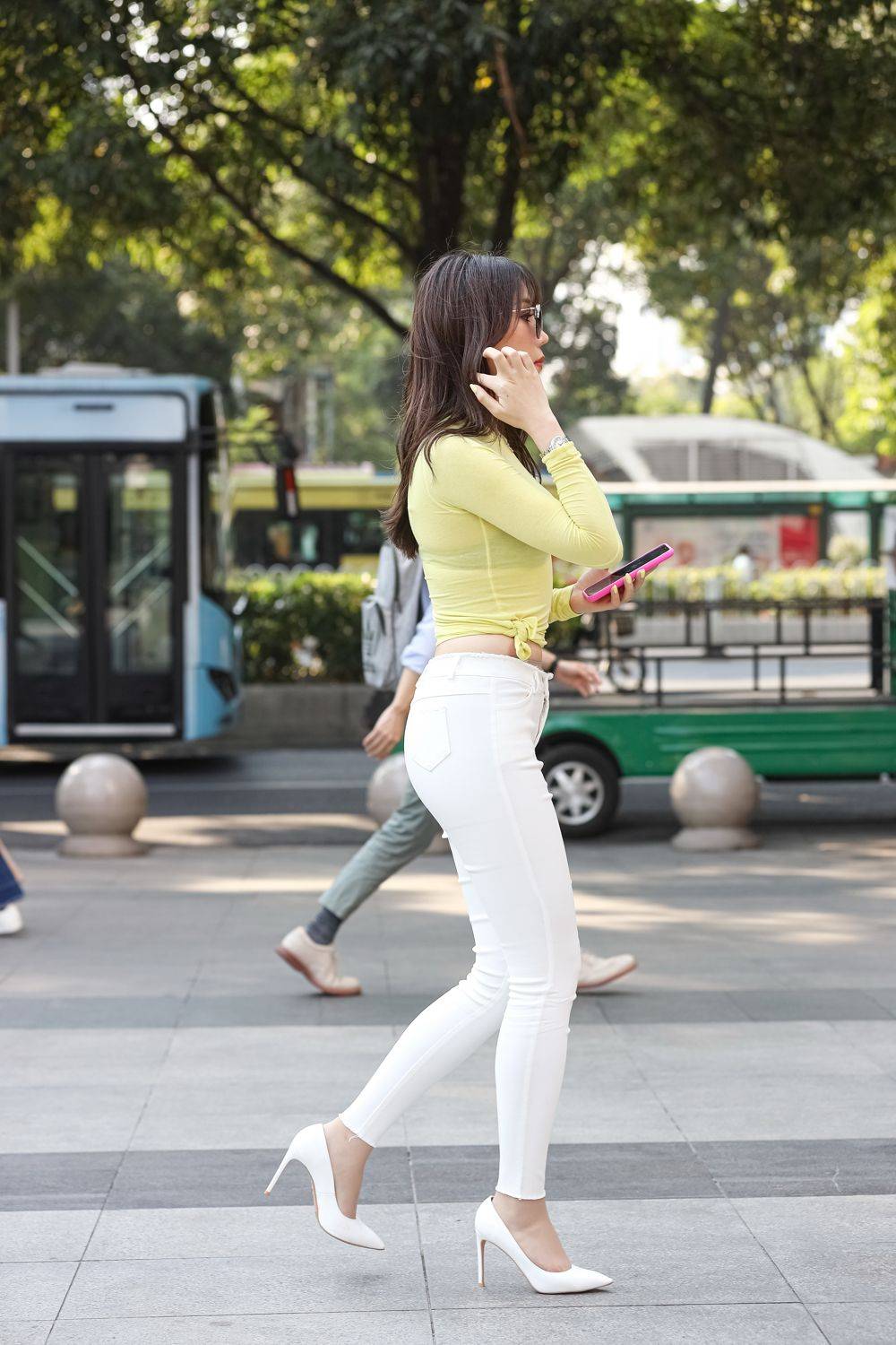 秀人网美女模特芝芝Booty黄色上衣搭配白色紧身裤时尚街拍-21