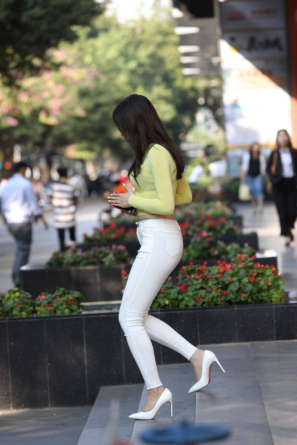 秀人网美女模特芝芝Booty黄色上衣搭配白色紧身裤时尚街拍-26