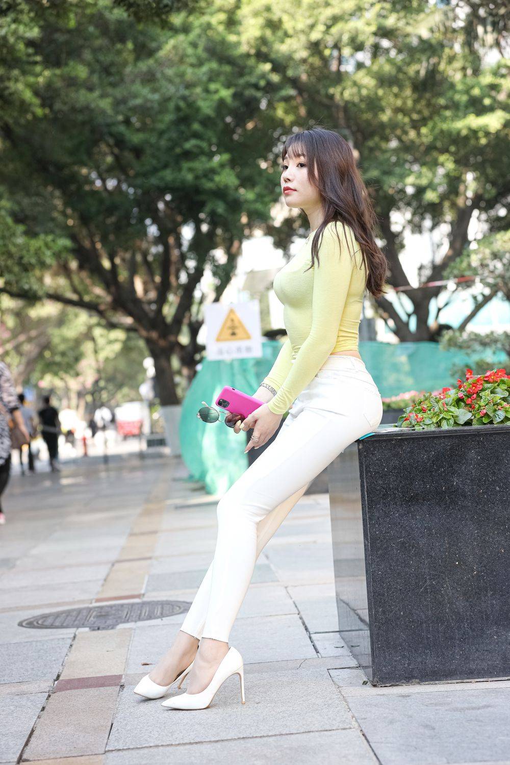 秀人网美女模特芝芝Booty黄色上衣搭配白色紧身裤时尚街拍-71