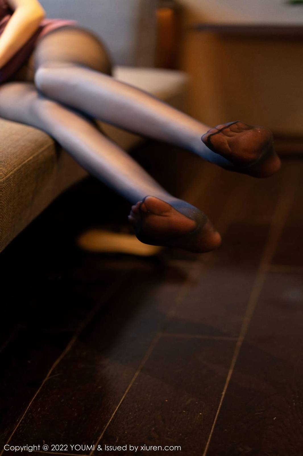 尤蜜荟性感女神周妍希紫色连衣裙搭配黑丝系列户外写真-26