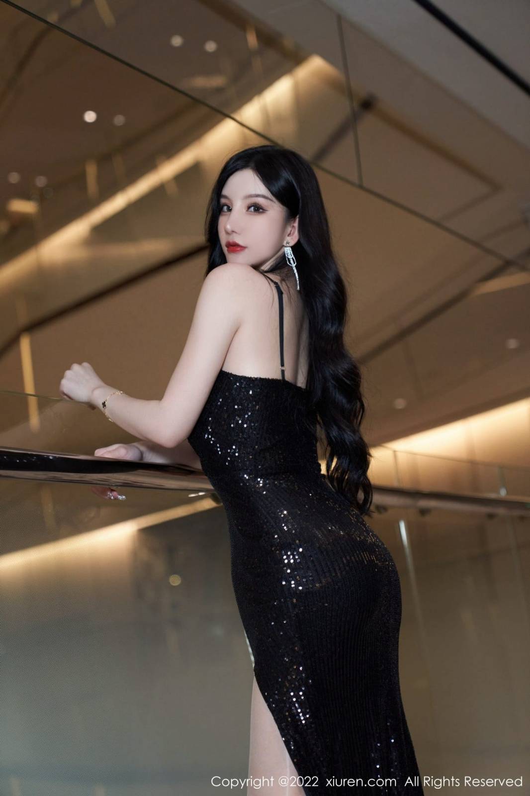 秀人网美女模特周于希Sally黑色闪亮吊裙原色丝袜心愿旅拍-6