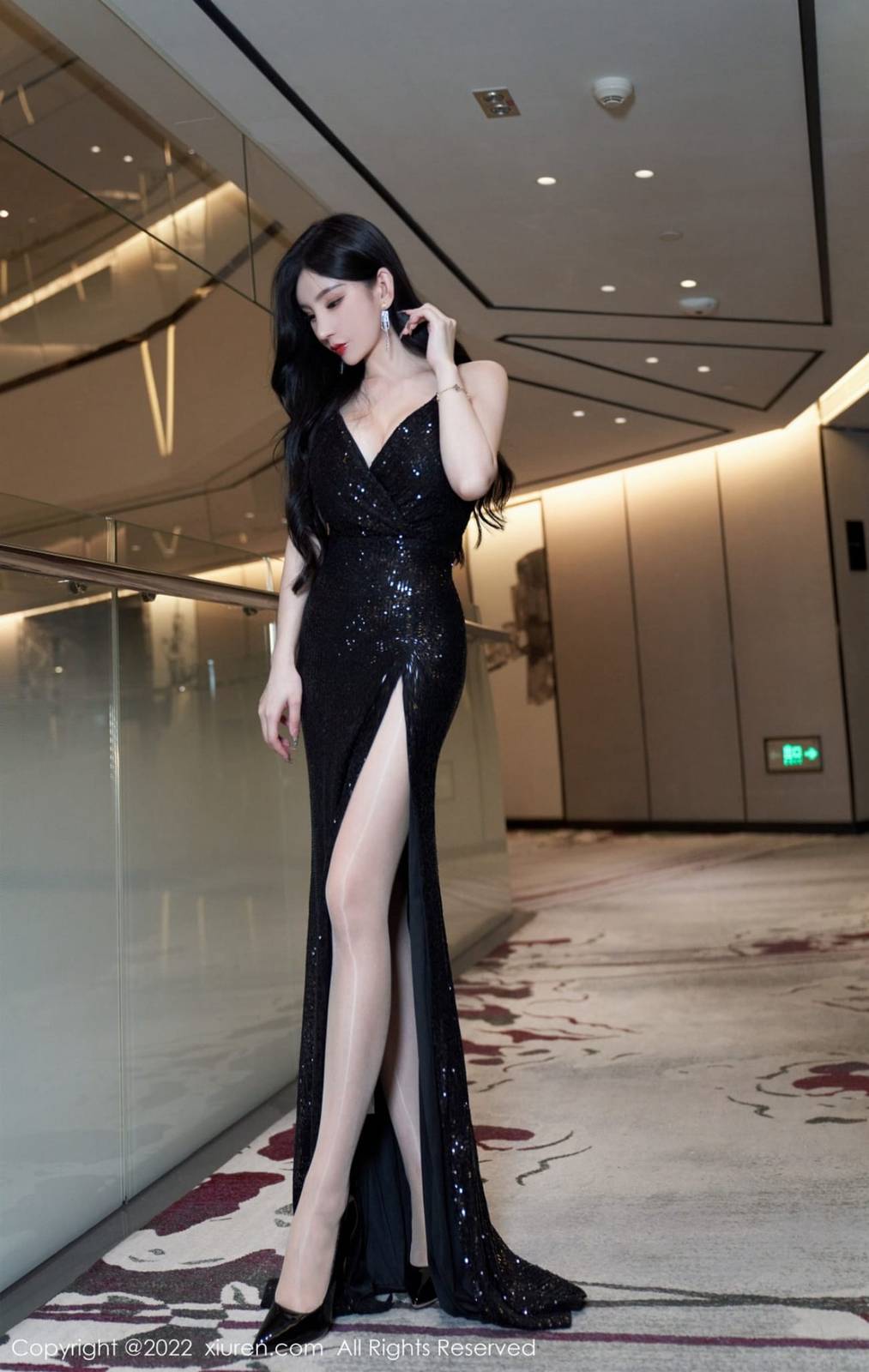 秀人网美女模特周于希Sally黑色闪亮吊裙原色丝袜心愿旅拍-5