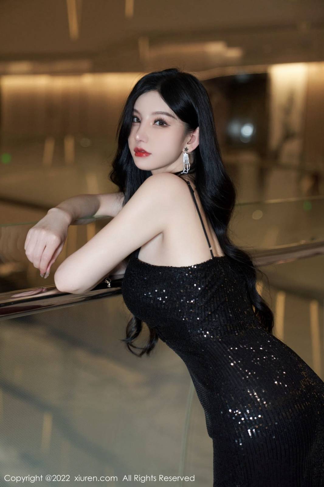 秀人网美女模特周于希Sally黑色闪亮吊裙原色丝袜心愿旅拍-7