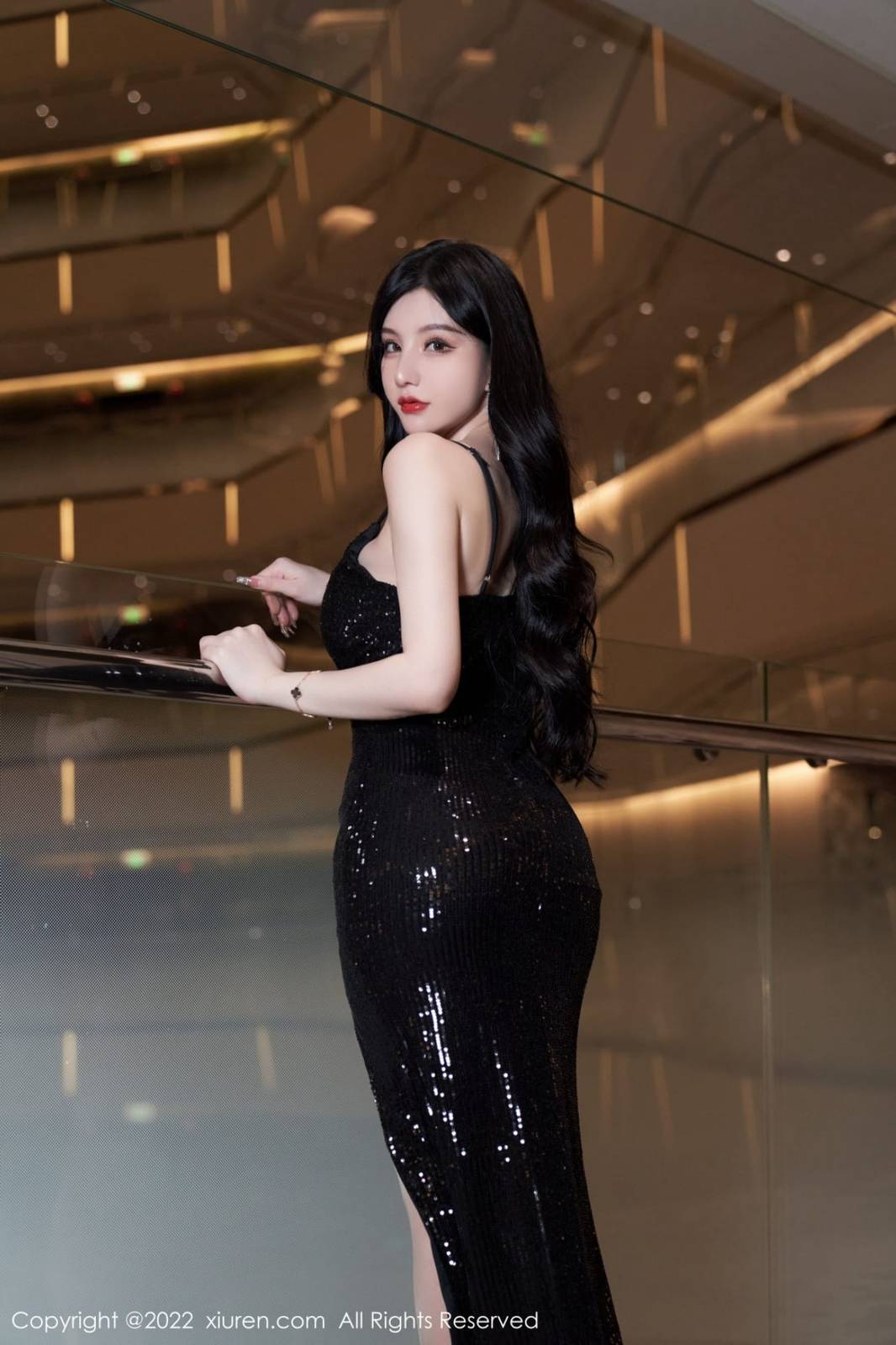 秀人网美女模特周于希Sally黑色闪亮吊裙原色丝袜心愿旅拍-11