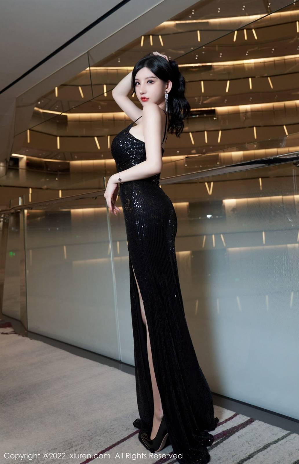 秀人网美女模特周于希Sally黑色闪亮吊裙原色丝袜心愿旅拍-12