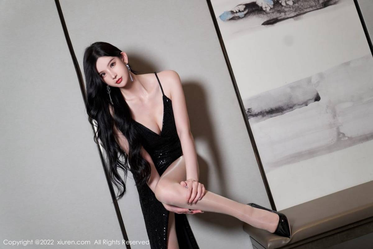 秀人网美女模特周于希Sally黑色闪亮吊裙原色丝袜心愿旅拍-26